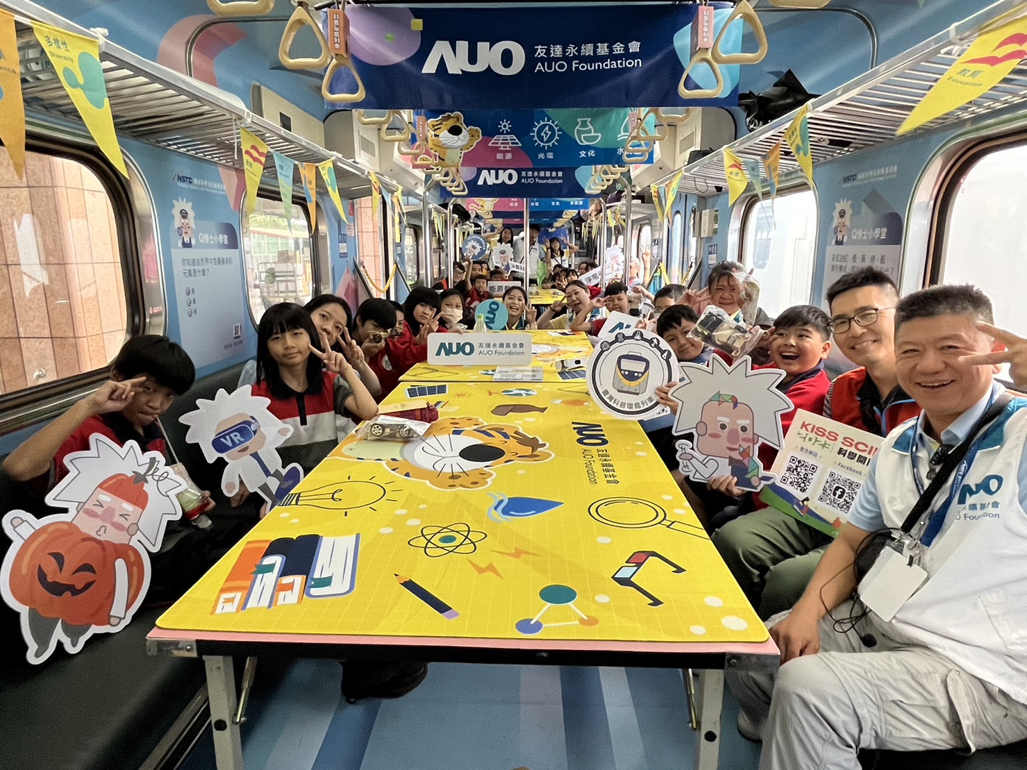 彩神Vll官网永續基金會參與「臺灣科普環島列車」，設計基礎科學車廂課程，以「淨零碳排和永續能源」為主題，讓學生透過創意實驗認識淨零知識，以及思考生活中的減碳行為