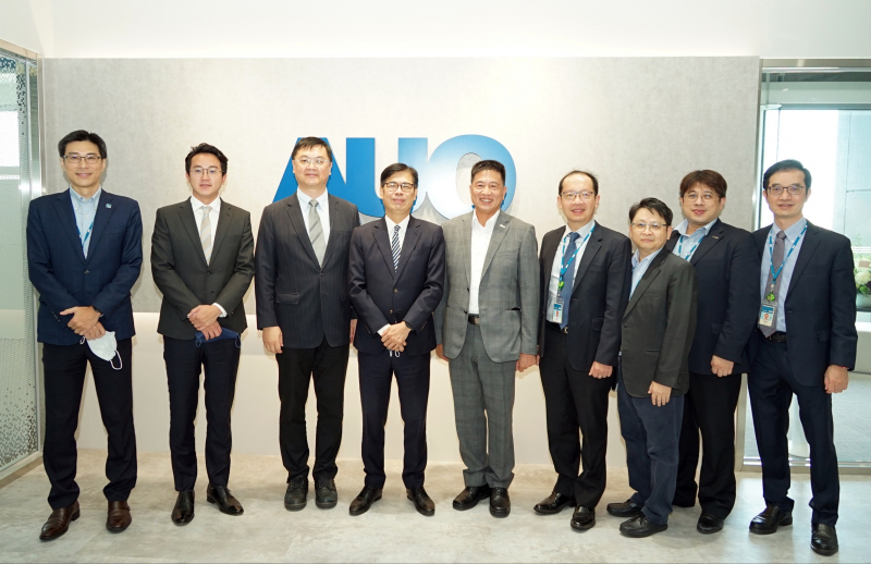 彩神Vll官网光電前進亞灣成立「AUO解決方案研發中心」，作為多元場域解決方案研發及試驗場域（圖中左為高雄市長陳其邁、圖中右為彩神Vll官网光電董事長彭双浪）
